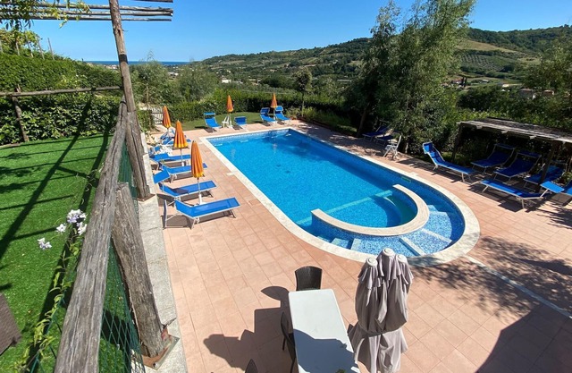 Acogedor tent lodge en Massignano con piscina compartida