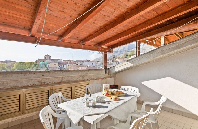 Preciosa casa de verano en el parque Sirente Velino, con terraza panorámica.