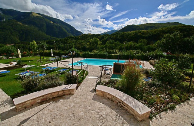 una casa de vacaciones grande en Piobbico Marche con una piscina