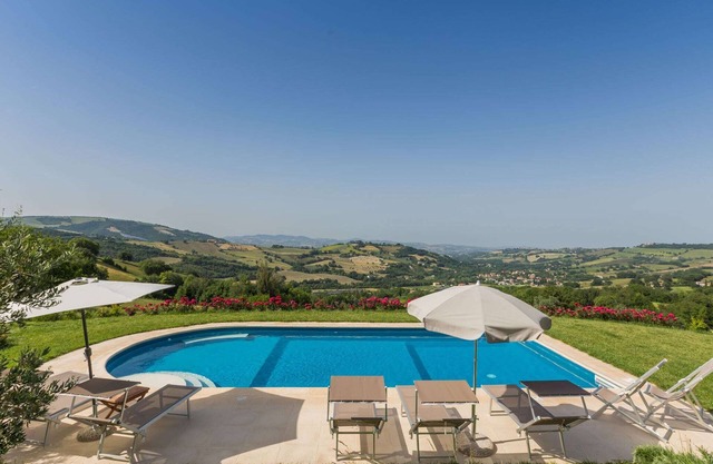 Villa moderna en Fossombrone con piscina
