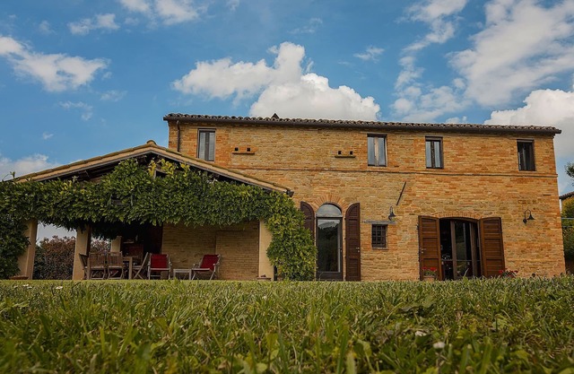 Villa Moderna en Tolentino con Jardín Privado