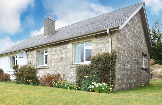 BEN GRIANAN, pet friendly, character holiday cottage in Aberfeldy