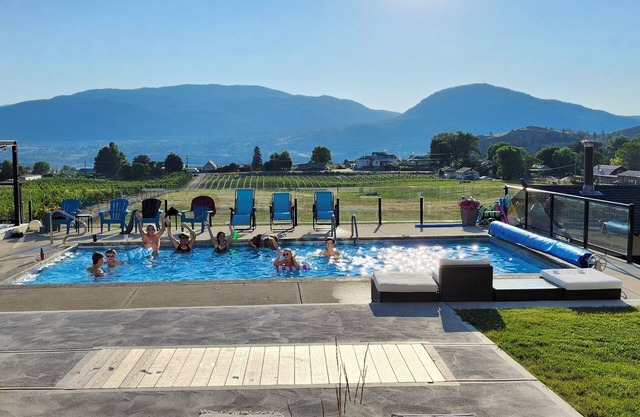 Benchview Estate - pool, views, premium location! Licence # 00115339