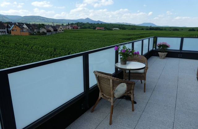 Entre KAYSERSBERG elegido pueblo favorito de los franceses en 2017 y RIQUEWIHR.