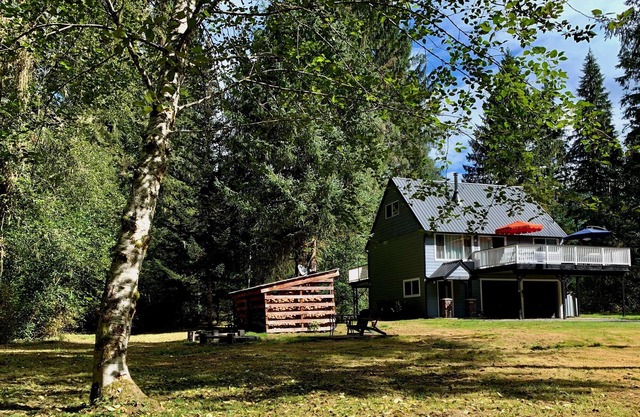 Benson Creek Cottage with Sauna and dogs welcome