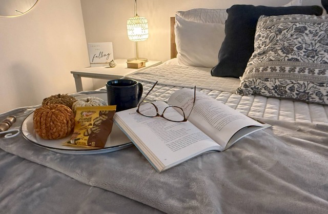 NEW Luxury 1BR w/ Pool, Sauna, EV + 5‑Min Bike to Art by Copperkey Collection