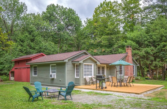 Berkshires Retreat & Respite ⭐️ Walk to the water. Peaceful, renovated property.