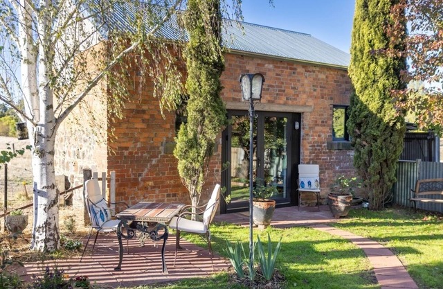 BERRY STABLE - CHINOISERIE CHIC IN TARADALE