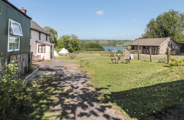 BERTIES BOLTHOLE, romantic, with a garden in Dulverton