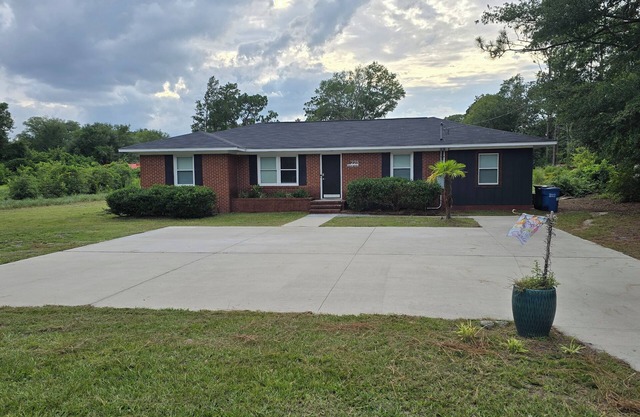 Beside UNCW- Charming 4-bedroom house- minutes from Wrightsville Beach!!
