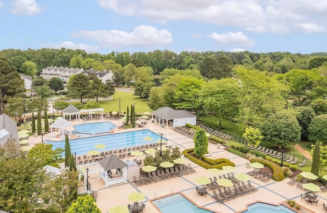 Best Choice! Free Parking, Indoor & Outdoor Pools, Unit w/ Full Kitchen!