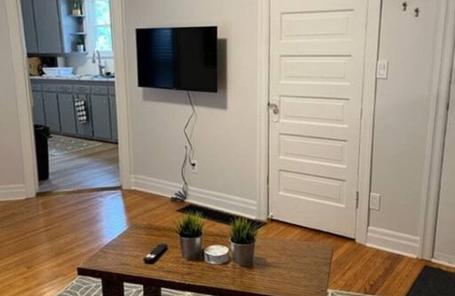 Best Kept Secret in Walkerville! Cheerful 2BD Home