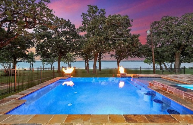 BEST LAKEHOUSE on LEWISVILLE Lake with POOL/SPA