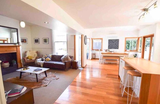 Best Location in Hobart! Luxury 4 bedroom with stunning views