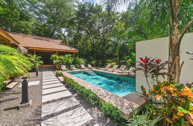 New Tropical Beachside Villa: Family or Group Retreats Welcome + Private Pool