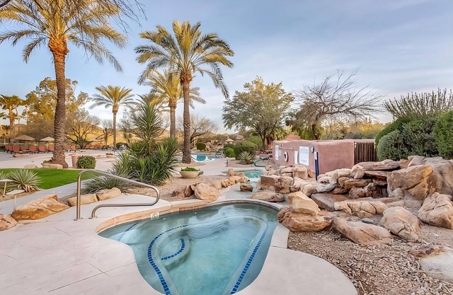 Best Place to Unwind! Free Parking, Full Kitchen, Swimming Pool!