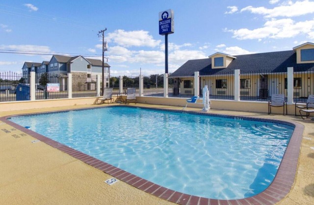 Best Place to Unwind! Free Breakfast, Swimming Pool, Free Parking!