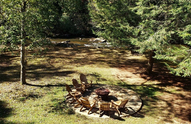 ¡El mejor acceso al río en Fightingtown Creek! ¡Arroyo de trucha abastecido! Familia perfecta!