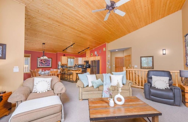 Best Ski-in out 3 Bdrm Chalet, with Hot Tub