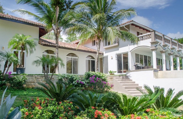 Mejor precio 3b / 3. Casa de 5bt frente al mar en el complejo Guacalito con piscina privada