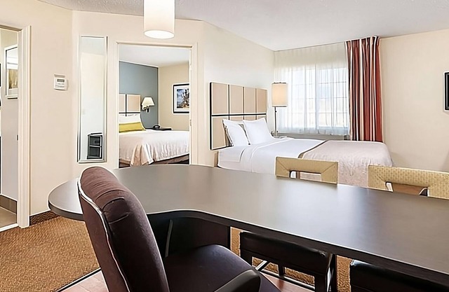 Best Value, Quality Stay! TWO Modern Suites with Full Kitchens, Pets are Allowed