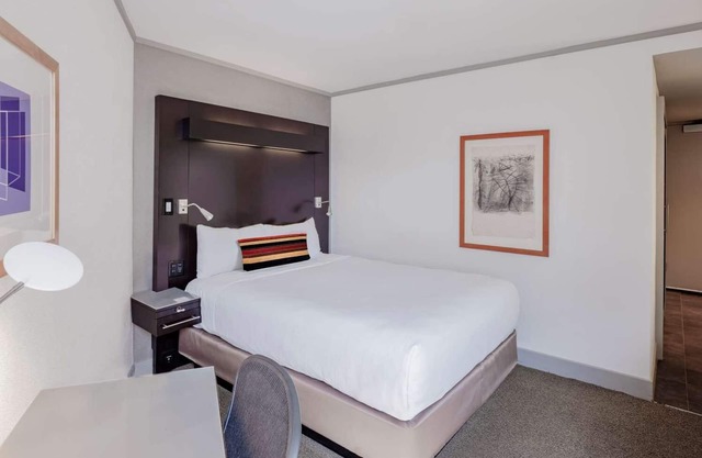 Best Value, Quality Stay! w/ Pool, Near Museum of Science, Boston!