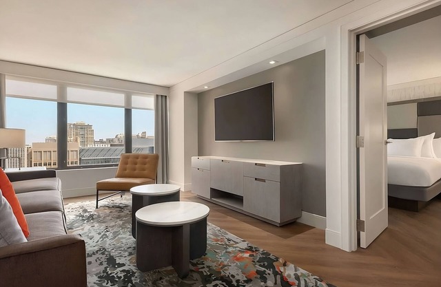 Best Value, Quality Stay! Outdoor Pool, Parking Onsite, Near Ohio Street Beach