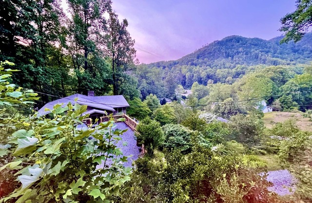 5 minutes to Chimney Rock State Park. Best View in Bat Cave