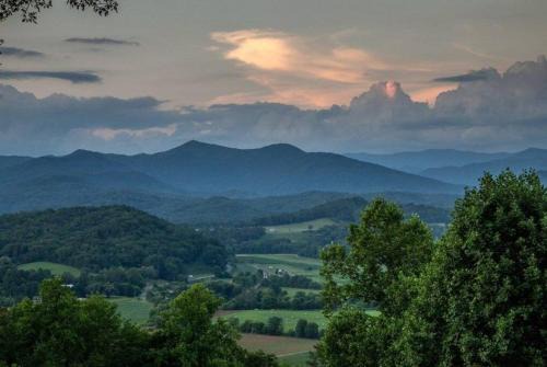 BEST VIEW IN BRYSON CITY IN THE SUGAR SHACK!