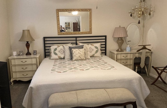 BestStays@Queen Bee Cozy for couples and small families