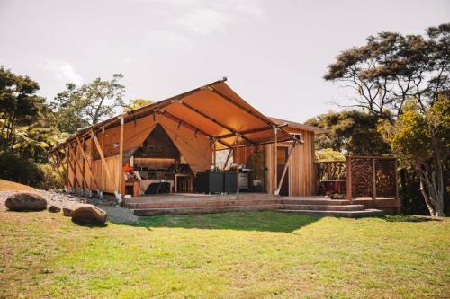 Bethells Luxury Retreat - Auckland Glamping