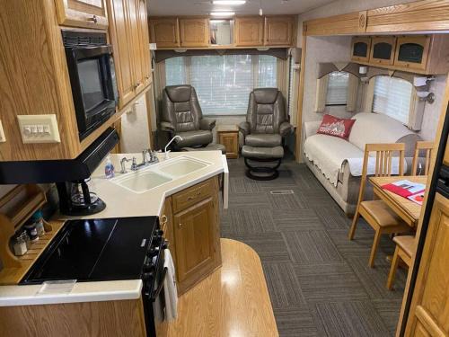 Betsie -35Ft RV Camper in Woods -Firepit & Hot Tub