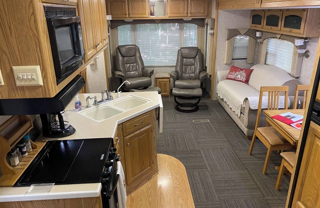 Betsie - Excellent 35Ft RV Camper in the Woods Fire Pit & Hot Tub Access