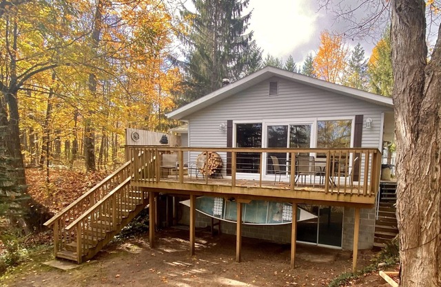 Betsie River Cabin - a minutos de Crystal Mountain Spa & Resort, Hot Tub, Canoa