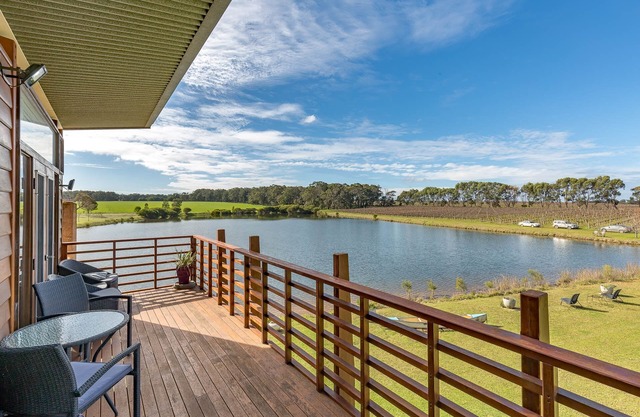 Bettenay's Lakeside Studio Apartment