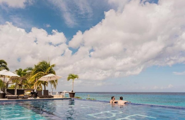 Ocean View Paradise! Unidad elegante para 4, piscina!