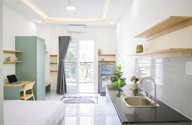 Between airport & D1 center, with balcony, fast wifi (fiber), check-in 24/7