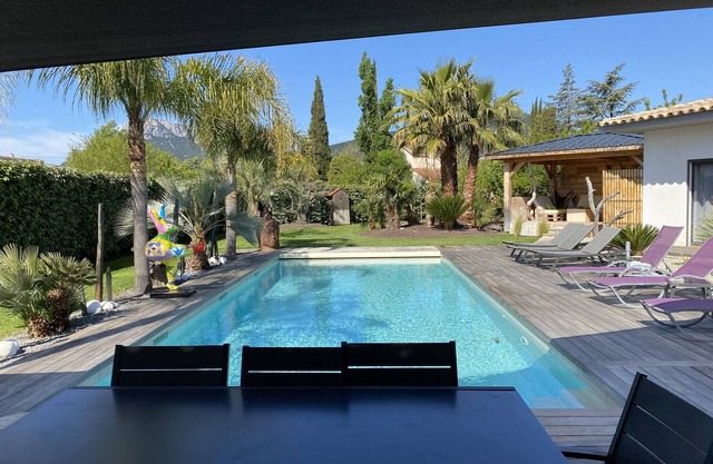 ENTRE CASSIS Y ST TROPEZ VILLA CON PISCINA CLIMATIZADA