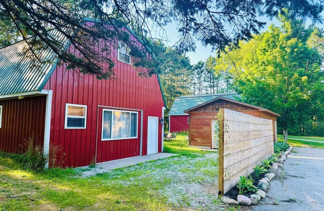 Between Crystal Mountain & TC - Barn - Guest house on 10acres. Pet-friendly!