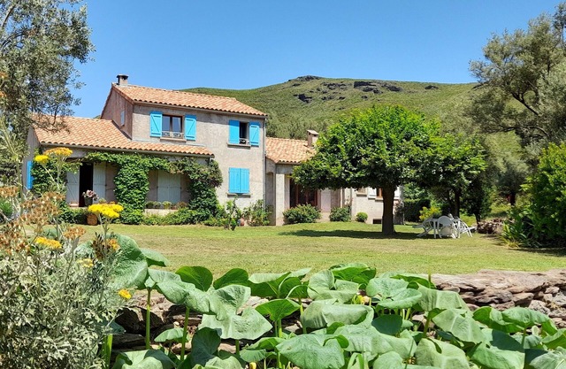 Casa con jardín, a 1 km del mar.