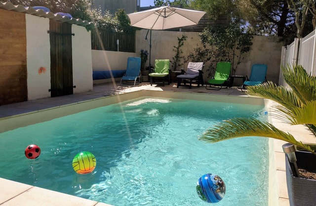 Entre mar y matorrales, villa con jardín y piscina.