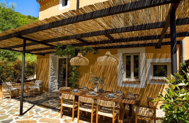 Between the mountains and the sea, a profound and eco-chic nature experience in