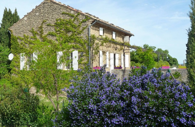 Entre Vaison-la-Romaine y Mont Ventoux casa provenzal al borde del halcón