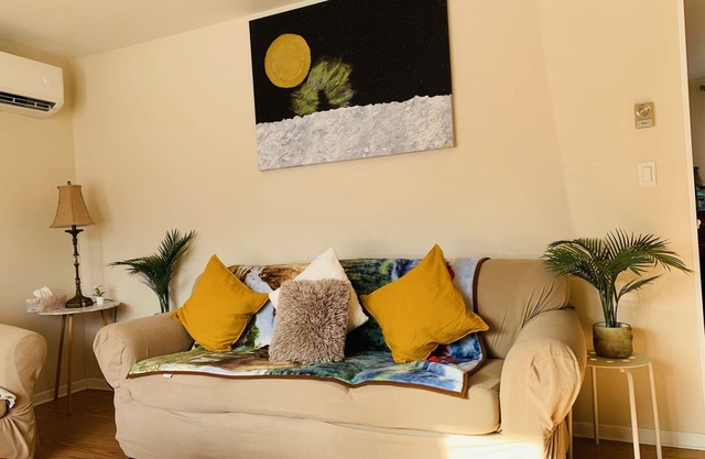 Beutiful 3 bedroom upper unit of duplex home
