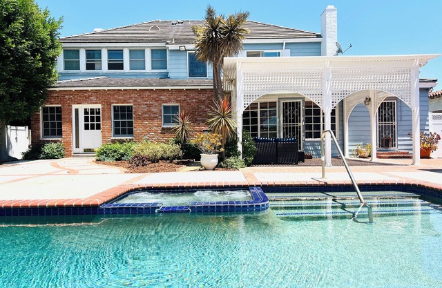 Beverly Hills Dream Home, Stunning Views!! 5BR with Pool, Spa and Game Room!