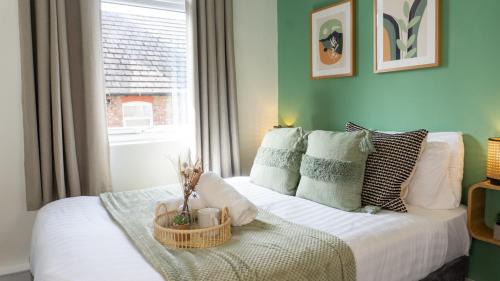 Bevington House - Air Host & Stay - 3 Bedroom Close to City Centre