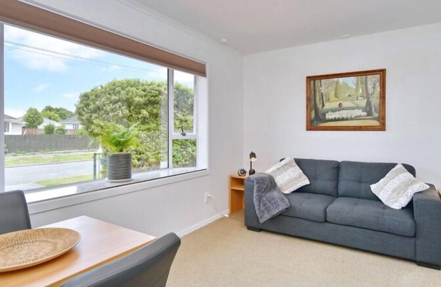 Bevington - Renovated 1 bedroom Studio