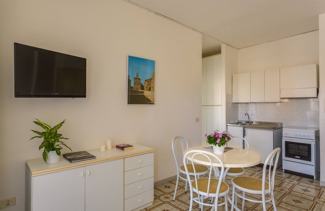 MÁS ALLÁ DE LOS APARTAMENTOS MARÍTIMOS - BILOCALE PRIMER PISO 9A