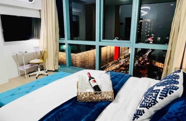 BGC Luxury Condo - Pool & Wi-Fi - Suite 14