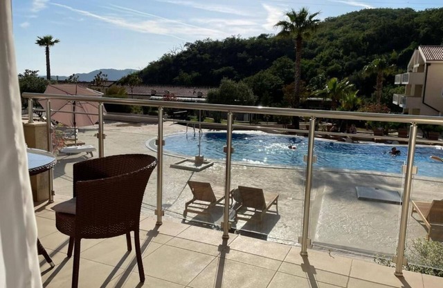 BH One bedroom Apartment - shared pool